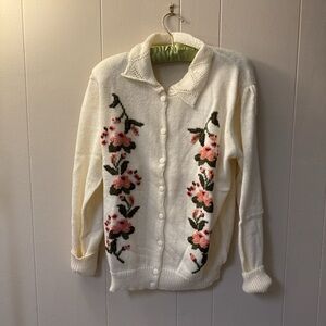 Vintage cream sweater with embroidered flowers